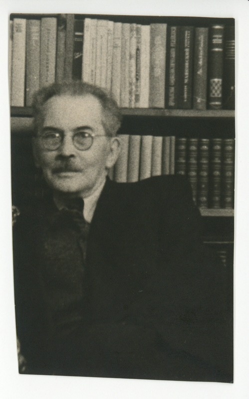Friedebert Tuglas raamaturiiuli foonil