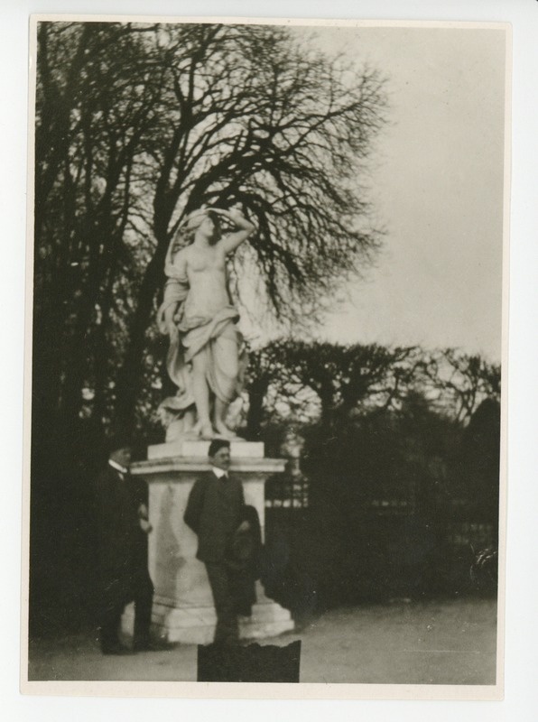 Ferdinand Kull ja Friedebert Tuglas Versailles' pargis