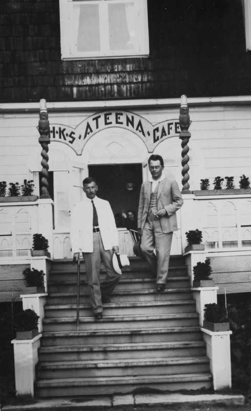 Kirjutasin kohvik "Ateena" teisel korrusel olevas toas suurema osa Eesti Kirjameeste Seltsi ajaloost lõplikul kujul