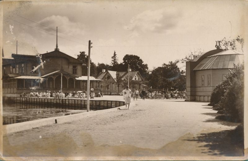 Photo postcard. View of the course hall and promenade by the villa Friedheim. O. Haidak, no. 33. Black and white