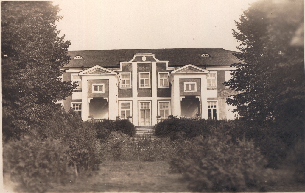 Photo postcard. Väimela. View of the farm work school building from the park.