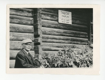 Friedebert Tuglas Juhan Liivi kodukoha lävepakul Rupsi külas Oja talus, 05.07.1965  duplicate photo