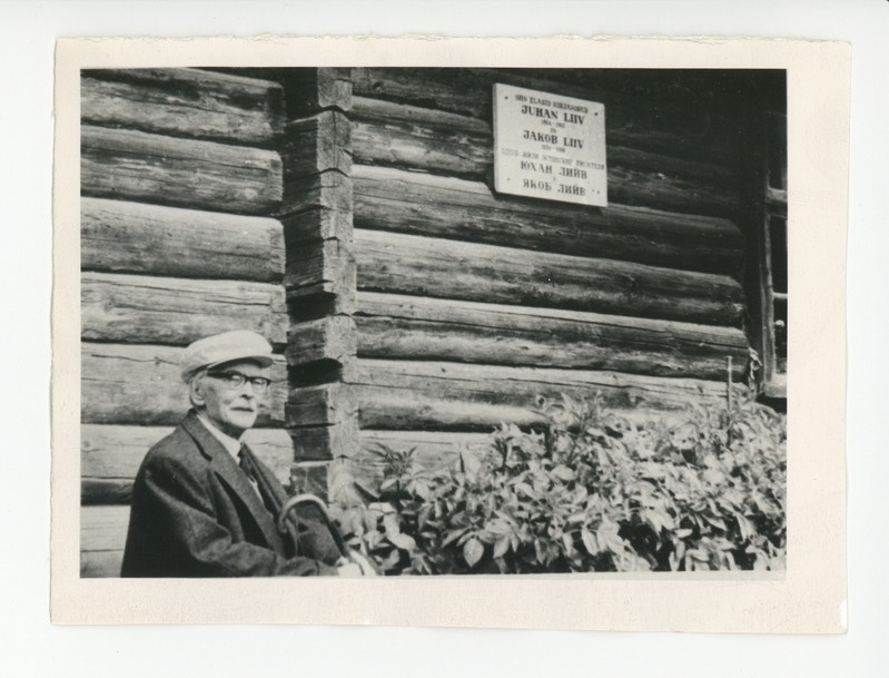 Friedebert Tuglas Juhan Liivi kodukoha lävepakul Rupsi külas Oja talus, 05.07.1965