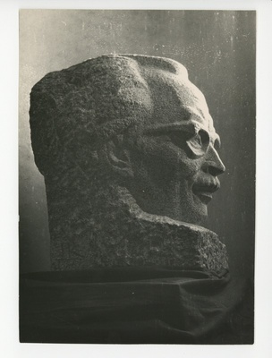 Juhan Raudsepp "Friedebert Tuglas", hele graniit 1966  duplicate photo