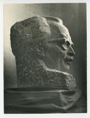 Juhan Raudsepp "Friedebert Tuglas", hele graniit 1966  duplicate photo