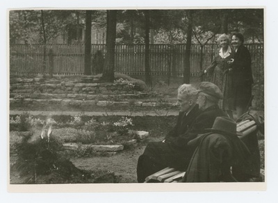 Friedebert Tuglas, Villem Reimann, Elo Tuglas ja Linda Vilmre aias lõkke ääres, 1959  duplicate photo