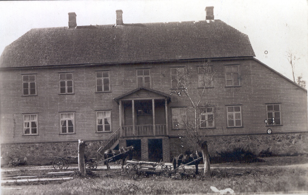 Photo postcard. Põlva. Põlva Higher School building.