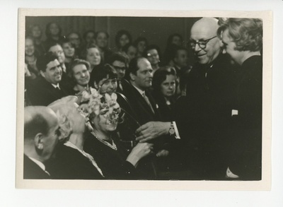 Johan Eichfeld annab Friedebert Tuglase 80 sünnipäeval Elo Tuglasele lilli  duplicate photo