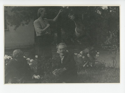 Peeter Kurvits, Elo Tuglas, Friedebert Tuglas aias koeraga  duplicate photo