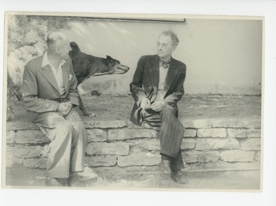 Karl Selistemägi ja Friedebert Tuglas koeraga aias  duplicate photo