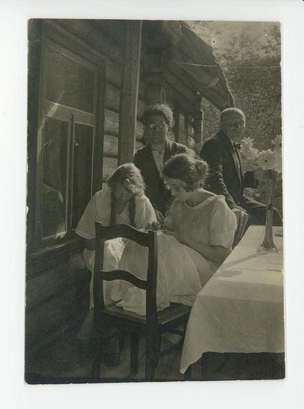 Keskel Friedebert Tuglas ja Elo Tuglas, 1922
