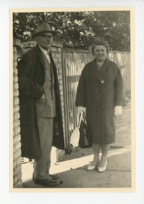Friedebert Tuglas ja Irja Harmas Tuglase väraval, umbes 1962  duplicate photo