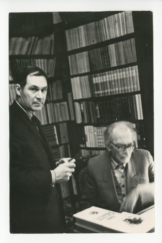 Evald Okas ja Friedebert Tuglas kirjaniku töökabinetis, 10.1965