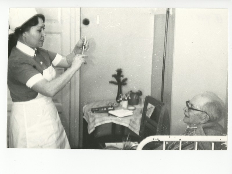 Õde Ljubov Kuznetsova ja Friedebert Tuglas haiglas, 02.1971