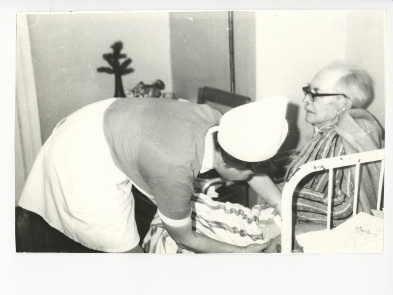 Õde Ljubov Kuznetsova ja Friedebert Tuglas haiglas, 02.1971
