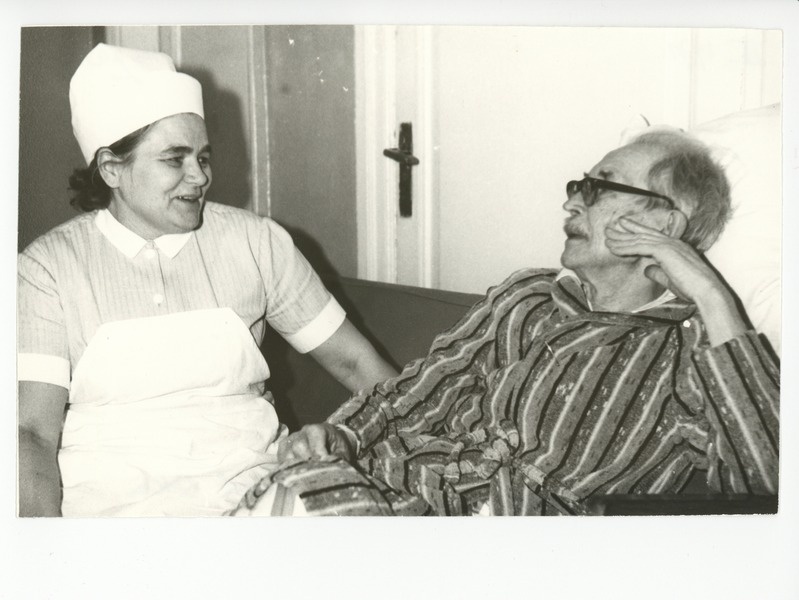 Õde Valli Truza ja Friedebert Tuglas haiglas, 02.1971