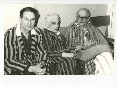 Evald Okas, Villem Reimann ja Friedebert Tuglas haiglas, 02.1971  similar photo