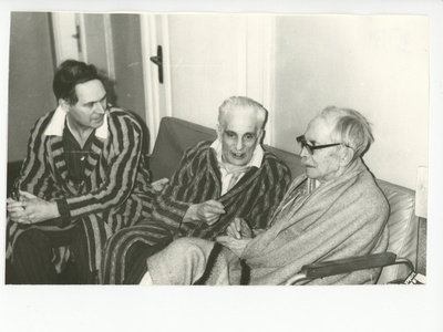 Evald Okas, Villem Reimann ja Friedebert Tuglas haiglas, 02.1971  similar photo