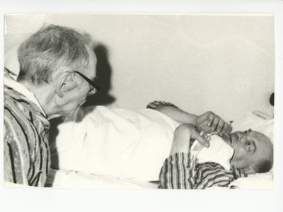 Friedebert Tuglas ja Anton Vaarandi haiglas, 02.1971  similar photo