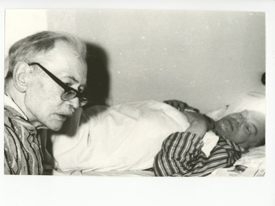 Friedebert Tuglas ja Anton Vaarandi haiglas, 02.1971  similar photo