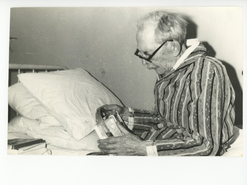 Friedebert Tuglas haiglas raadiot kuulamas, 02.1971