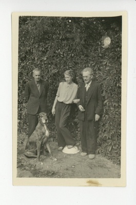 Peeter Kurvits, Elo Tuglas, Friedebert Tuglas koeraga aias  duplicate photo