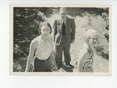 Elo Tuglas, Peeter Kurvits ja Elo Kurvits Meriväljal, 1939  duplicate photo