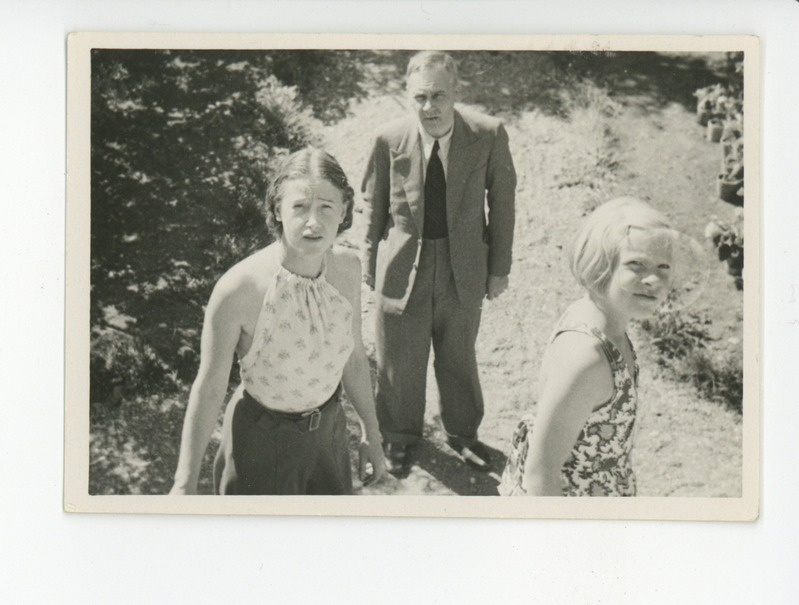 Elo Tuglas, Peeter Kurvits ja Elo Kurvits Meriväljal, 1939