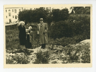 Elo Tuglas ja Friedebert Tuglas koos Elo Kurvitsaga Tartu koduasemel, 27.08.1956  duplicate photo