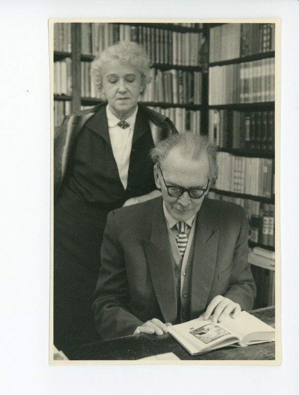 Friedebert Tuglas ja Elo Tuglas töökabinetis, 02.1961