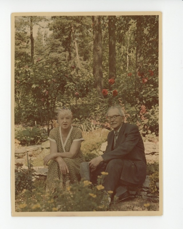 Elo Tuglas ja Friedebert Tuglas kiviktaimla serval istumas, 1960