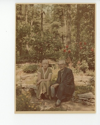 Elo Tuglas ja Friedebert Tuglas kiviktaimla serval istumas, 1960  duplicate photo