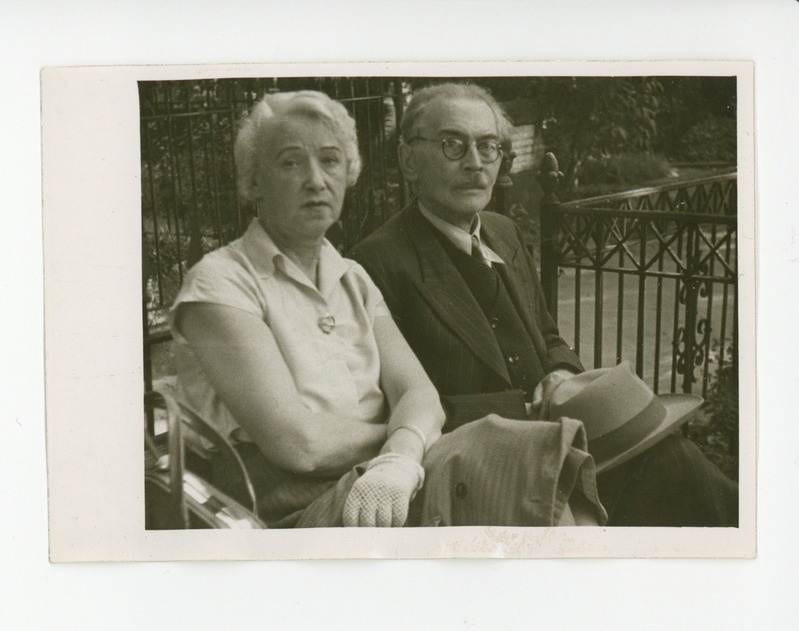 Elo Tuglas ja Friedebert Tuglas Elo vanemate haual, 11.09.1955
