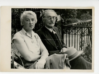 Elo Tuglas ja Friedebert Tuglas Elo vanemate haual, 11.09.1955  duplicate photo