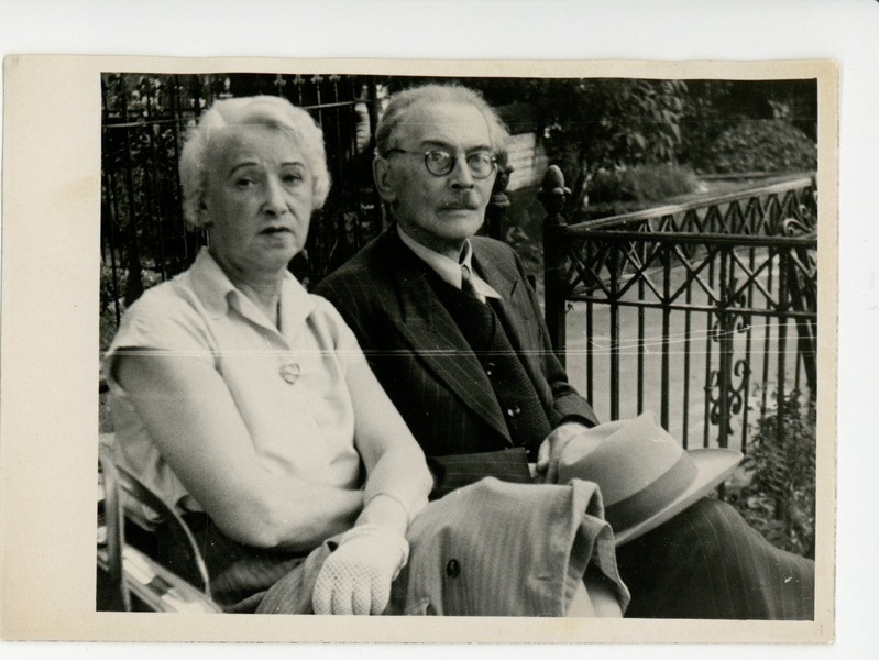 Elo Tuglas ja Friedebert Tuglas Elo vanemate haual, 11.09.1955