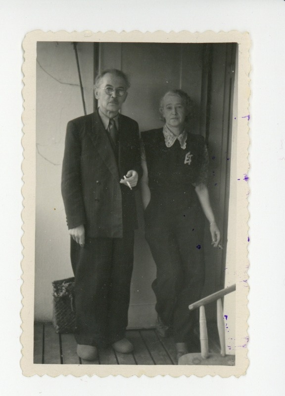 Friedebert Tugas ja Elo Tuglas verandal, 1951