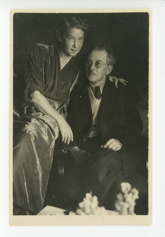 Friedebert Tugas ja Elo Tuglas Pärnus tugitoolil istumas, 15.08.1948