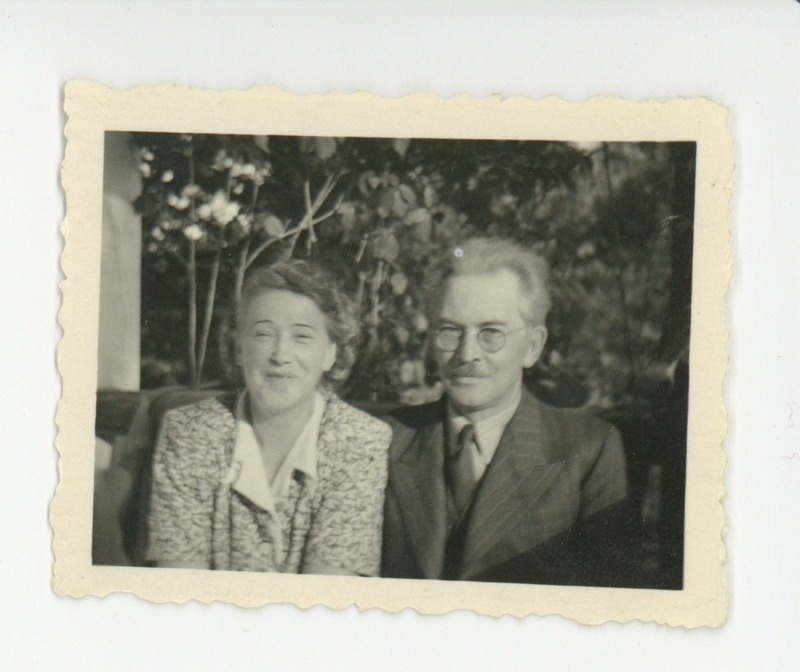 Elo Tuglas ja Friedebert Tuglas aias, 06.1948