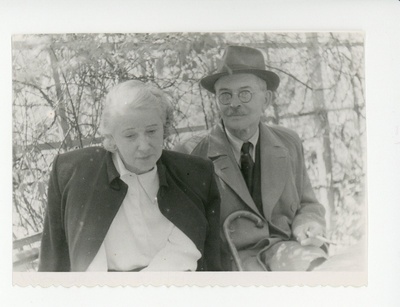 Elo Tuglas ja Friedebert Tuglas aiapingil, 06.1951  duplicate photo