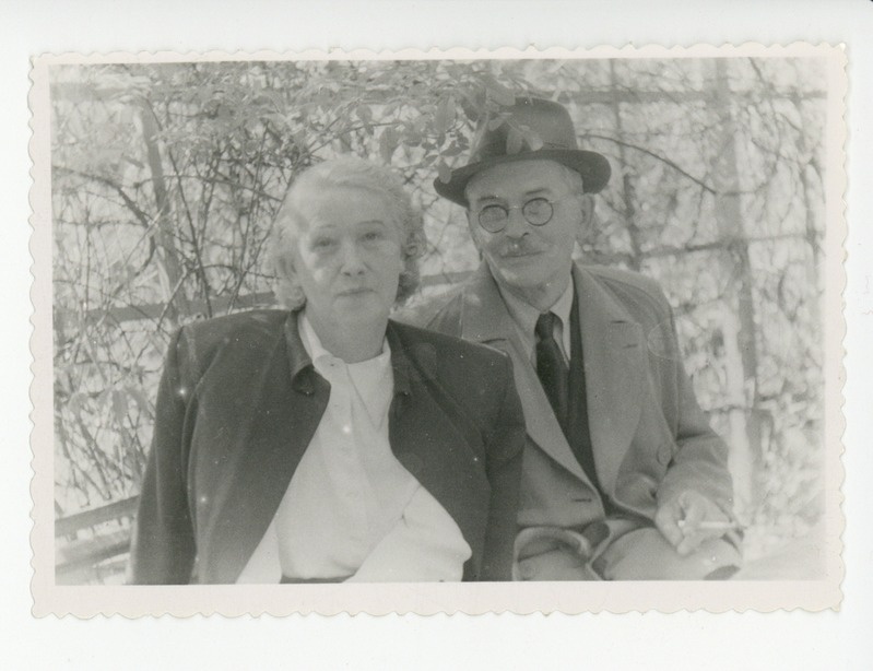 Elo Tuglas ja Friedebert Tuglas aiapingil, 06.1951