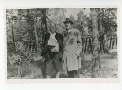 Elo Tuglas ja Friedebert Tuglas aias jalutamas, 06.1951  duplicate photo
