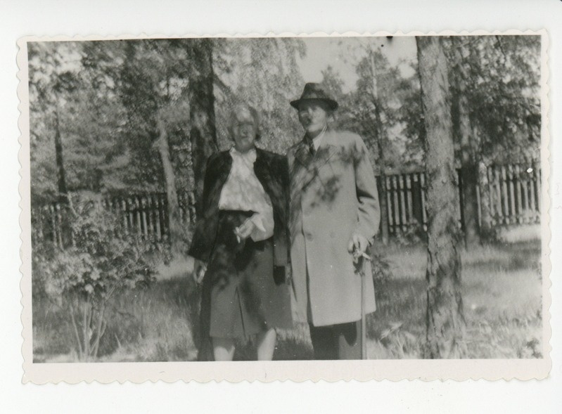 Elo Tuglas ja Friedebert Tuglas aias jalutamas, 06.1951