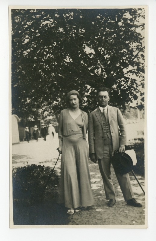 Elo Tuglas ja Friedebert Tuglas Haapsalu pargiteel, suvi 1935