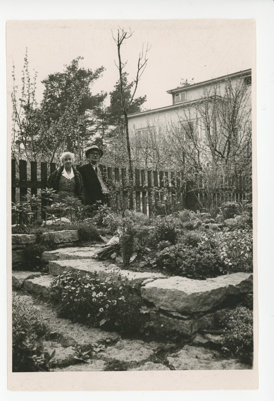 Elo Tuglas ja Friedebert Tuglas koduaias, 1959