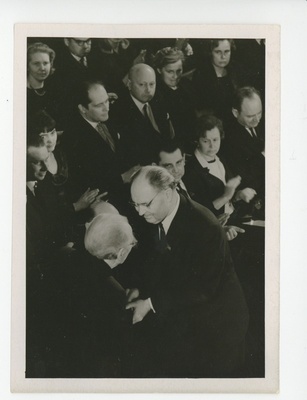 Aleksei Müürisepp õnnitleb Friedebert Tuglast  duplicate photo