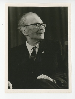 80- aastane Friedebert Tuglas külgvaates  similar photo