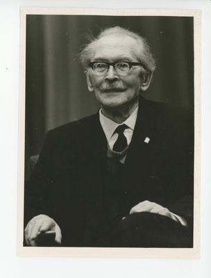 Juubilar Friedebert Tuglas otsevaates  duplicate photo