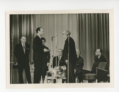 Friedebert Tuglast tervitab Jaan Vares  duplicate photo