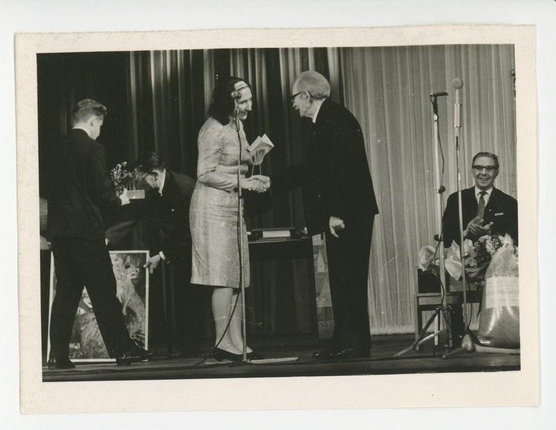 Friedebert Tuglast tervitavad Helene Siimisker, Ülo Tonts, Eduard Ertis