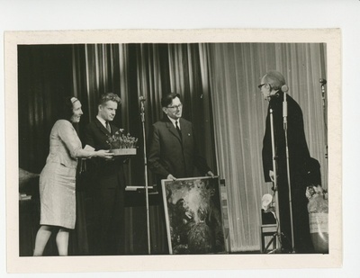 Friedebert Tuglast tervitavad Helene Siimisker, Ülo Tonts, Eduard Ertis  duplicate photo